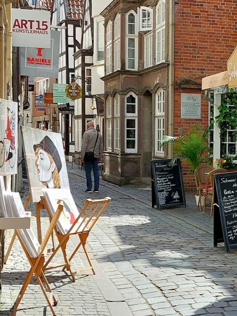 Schnoor mit Kunst und Restaurant