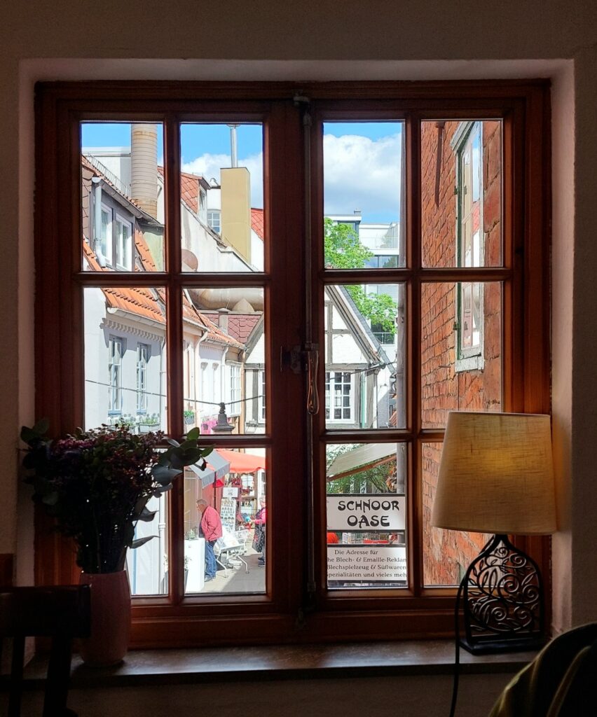 Blick durch Fenster des Teestübchens