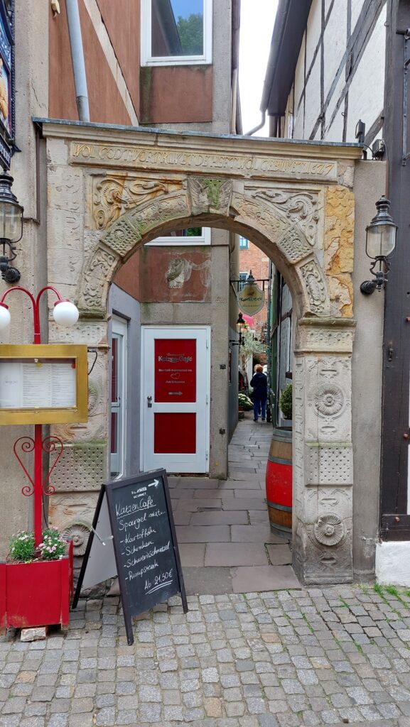 Portal zum Katzen-Cafe in Wüstestätte