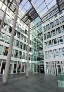 Glas-Aluminium-Beton-Architektur im Haus der Ärzteschaft in Düsseldorf