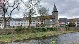 Stadtmauer von Herborn an der Dill mit Turm und Fachwerkhäusern