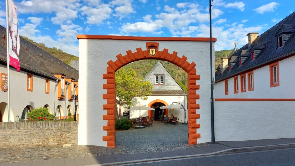 Eingang zum Cusanusstift