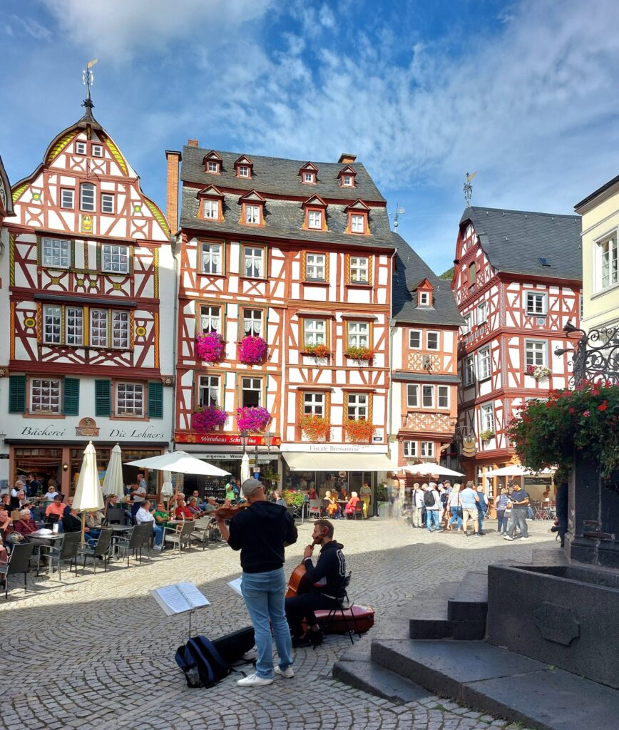 Markt Bernkastel Mit Brunnen und Musikern